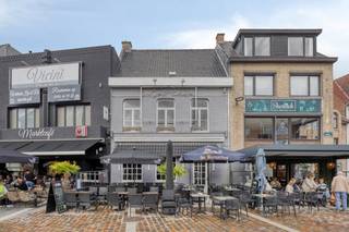 Op de Markt te Torhout bevindt zich dit horecapand te koop. Dit pand heeft een bruikbare oppervlakte van ca. 128m². Het gaat hier over de volledige eigendom met bovenverdiepingen die gebruikt werden voor stockageruimte. Toplocatie op de Markt met voorliggend terras. Vrij van brouwer! Dit pand kan onderhevig zijn aan de renovatieverplichting die door de Vlaamse overheid wordt opgelegd voor niet-residentiële gebouwen. Consulteer voor meer informatie de website van het Vlaams Energie- en Klimaatagentschap via https://www.energiesparen.be/nr/renovatieverplichting.Aarzel niet Dewaele te contacteren als dit bedrijfsvastgoed bestaande uit een horecapand te koop op de Markt te Torhout u kan interesseren. Bestuursmaatregelen in het maatregelenregister: nee
