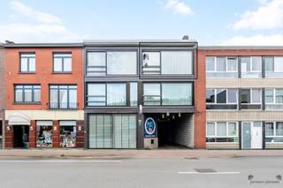 <p><span>Instapklaar 2 slaapkamerappartement met gezellig terras en gunstig EPC B</span></p><p><span> </span></p><p><span>Op een centrale locatie aan de Bredabaan 1127 in Maria-ter-Heide, Brasschaat, bevindt zich dit instapklare appartement met een bewoonbare oppervlakte van ca. 76 m².</span></p><p><span> </span></p><p><span>Het appartement verwelkomt u in een aangename en lichtrijke leefruimte. De vernieuwde keuken sluit hier mooi op aan en biedt het nodige comfort voor dagelijks gebruik. Verder beschikt het appartement over twee volwaardige slaapkamers en een vernieuwde badkamer.</span></p><p><span> </span></p><p><span>Dankzij de praktische indeling, de vernieuwde keuken en badkamer, het gunstige EPC-label B en de centrale ligging vormt dit appartement een interessante opportuniteit voor zowel eigen bewoning als investering.</span></p><p><span> </span></p><p><span>Troeven:</span></p><ul><li><span>Ca. 76 m² bewoonbare oppervlakte</span></li><li><span>2 volwaardige slaapkamers</span></li><li><span>Vernieuwde keuken</span></li><li><span>Vernieuwde badkamer</span></li><li><span>Gezellig oostgericht terras</span></li><li><span>Gunstig EPC-label B</span></li><li><span>Lift aanwezig</span></li><li><span>Centrale ligging in Maria-ter-Heide, Brasschaat</span></li></ul><p><span> </span></p><p><span>Interesse?</span><span> Neem gerust contact met ons op voor meer informatie of om een bezichtiging ter plaatse in te plannen.</span></p><p><span> </span></p><p><span> </span></p>