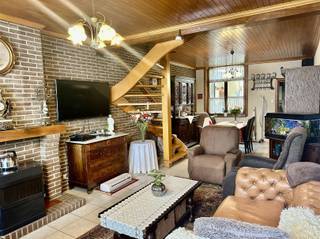 <p><span>Rijwoning met 2 slaapkamers te Eine.</span></p><p><span> </span></p><p><span>INDELING</span></p><p><span>Op de gelijkvloerse verdieping bestaat de woning uit een living, keuken, toilet en badkamer.</span></p><p><span>Op de verdieping zijn er 2 slaapkamers.</span></p><p><span>Verder heeft de woning een kelder en een zolder.</span></p><p><span>De woning heeft een grote tuin met bijgebouwen (deze zijn via een erfdienstbaarheid toegankelijk)</span></p><p><span> </span></p><p><span>LIGGING</span></p><p><span>De woning is rustig gelegen.</span></p><p><span>Snelle aansluiting naar de N60 en dichtbij station en winkels.</span></p><p><span> </span></p><p><span>PRAKTISCH</span></p><p><span>Voor meer info en/of een afspraak bel Eefje van Immo D'hondt 0498 88 88 89</span></p>