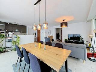 Dit appartement, georiënteerd op een hoek, met zicht op het Sint-Annaplein is gelegen in een rustige en doorlopende straat. Vlakbij invalswegen en op wandelafstand van het centrum.<br /><br />indeling van het appartement:<br />inkomhal met apart toilet - leefruimte - ruim en zonnig terras - geïnstalleerde open keuken - berging - twee slaapkamers - badkamer - privatieve kelderberging.<br /><br />Men dient de autostaanplaats erbij te huren aan 127,00 euro per maand.  <br /><br />De gemeenschappelijke kosten zijn onder de vorm van een provisie en bedragen 80,00 euro per maand.<br /><br />Beschikbaarheidsdatum: 01/12/2026