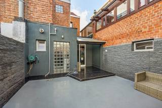 Woning, gerenoveerd met kleine tuin/terras.<br /><br /><strong>Indeling:</strong>
<ul>
<li>GLV: inkomhal, woonkamer met salon en kantoorhoek, moderne keuken met ruime eethoek, gastentoilet en washoek.</li>
<li>V1: 2 slaapkamers, badkamer.</li>
<li>V2: grote 3e slaapkamer.</li>
</ul>
<br /><strong>Bijzonderheden:</strong>
<ul>
<li>Verharde tuin, kelders </li>
<li>Hoge plafonds, moderne vloeren en afwerking, Vernieuwde ramen, etc.</li>
<li>Centrale ligging</li>
</ul>