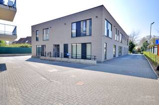 In de dorpskern van Anzegem treffen we dit recente gebouw (2019), waar zich verschillende assistentieflats bevinden!<br /><br />Residentie Drieweg geniet van een<strong> zeer centrale ligging</strong>, met tal van winkels, horecazaken, scholen en openbaar vervoer op wandelafstand, ideaal dus voor wie op zoek is naar comfort! De voorliggende residentie neemt alle drukte van het verkeer weg, waardoor het optimaal genieten is van alle rust & privacy!<br /><br />De<strong> indeling</strong> van de recente serviceflats gaat als volgt: open woon- en leefruimte met goed uitgeruste keuken, ruime slaapkamer, en aansluitend ruime badkamer met inloopdouche, toilet en wastafel. <br /><br />Bovendien is er in de zeer goed onderhouden residentie nog een <strong>gemeenschappelijke polyvalente ruimte</strong>, met zithoek, eethoek en goed uitgeruste keuken. Verder is er een gemeenschappelijke <strong>fietsenstalling</strong> en <strong>wasplaats </strong>aanwezig.<br /><br />Komt het moment waarop er zorg nodig is, dan staat zorgverlener Ubunto steeds voor jou klaar om jou professioneel bij te staan. Door een <strong>intern oproepsysteem </strong>op maat kan er onmiddellijk de nodige ondersteuning/ bijstand geboden worden aan de bewoner.<br /><br />Interesse? Contacteer Els 0478 61 64 34 of els@immoroman.be