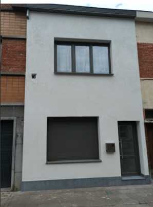 Instapklare gezinswoning met 4 slaapkamers en EPC B op centrale ligging in Sint-Niklaas<br /><br />Bent u op zoek naar een instapklare woning die ruimte, comfort en een centrale ligging combineert? Dan is deze charmante gezinswoning gelegen in de Aerschotstraat 68 te Sint-Niklaas zeker een bezoek waard. Ideaal voor starters, jonge gezinnen of investeerders die op zoek zijn naar een kwalitatief onderhouden woning.<br /><br />Bij het betreden van de woning komt u in een lichtrijke leefruimte met een aangename, huiselijke sfeer. Aansluitend bevindt zich de gesloten keuken, praktisch ingericht en voorzien van voldoende opbergmogelijkheden en toestellen. Verder beschikt het gelijkvloers over een moderne badkamer met inloopdouche en toilet, evenals een aparte wasplaats met aansluiting voor wasmachine en droogkast. Vanuit de woning heeft u toegang tot een gezellige koer waar u in alle rust van de buitenlucht kunt genieten.<br /><br />Op de eerste verdieping bevinden zich twee ruime slaapkamers. De tweede verdieping biedt nog eens twee volwaardige slaapkamers, ideaal voor een groter gezin, hobbyruimte of thuiskantoor.<br /><br />Een belangrijke troef van deze woning is het gunstige EPC-label B, wat zorgt voor energiezuinig wonen en lagere energiekosten.<br /><br />De ligging is bijzonder aantrekkelijk: rustig gelegen, maar toch op wandelafstand van winkels, scholen, openbaar vervoer en het station van Sint-Niklaas. Alle dagelijkse voorzieningen bevinden zich binnen handbereik.<br /><br />Troeven:<br /><br />Instapklaar<br />4 volwaardige slaapkamers<br />EPC-label B<br />Centrale maar rustige ligging<br />Ideaal voor gezinnen of investering<br /><br />Interesse? Neem vandaag nog contact op voor een bezoek en ontdek zelf het potentieel van deze woning.