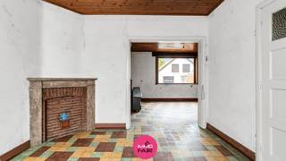 Budgetvriendelijke woning op slechts 5 minuutjes van Maastricht<br /><br />Deze woning aan de Henri Dunantstraat 121 in Lanaken is gelegen op een perceel van maar liefst 627 m², op een steenworp van het centrum. Het prachtige domein Pietersheim en het Nationaal Park Hoge Kempen bevinden zich op wandelafstand. Ook scholen, buurtwinkels en openbaar vervoer zijn vlot bereikbaar. Bovendien sta je op slechts 5 autominuten in het bruisende centrum van Maastricht.<br /><br />De woning beschikt over een woonoppervlakte van ca. 100 m² en is als volgt ingedeeld:<br /><br />Via de inkomhal bereik je de lichtrijke leefruimte, die bestaat uit een gezellige zithoek en een eetkamer. Aansluitend bevindt zich de keuken met toegang tot de tuin. <br />Achter de keuken ligt de berging en het aparte gastentoilet. Vanuit de berging heb je eveneens toegang tot de tuin. De tuin grenst bovendien aan een bos, wat zorgt voor extra rust, privacy en een aangename groene omgeving. <br /><br />Op de eerste étage geeft de nachthal uit op drie volwaardige slaapkamers van circa 11, 12 en 17 m². Verder is er nog een badkamer, uitgerust met een lavabo en douchebak.<br /><br />De zolderverdieping is bereikbaar via een luik en biedt extra bergruimte.<br /><br />Extra troeven:<br />- Perceel van 627 m²<br />- Op slechts 5 minuutjes van Maastricht<br />- Vlakbij domein Pietersheim & Nationaal Park Hoge Kempen<br /><br />Benieuwd naar deze budgetvriendelijke woning? Laat het ons weten via 089 390 990 of info@immofair.be!