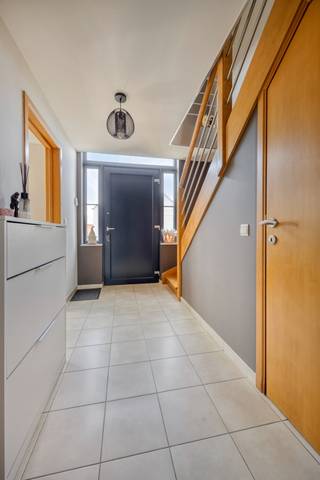 Deze prachtige woning is gelegen in het pittoreske Roosdaal en biedt alle comfort en luxe die je maar kunt wensen. .<br /><br />Indeling: <br />Benedenverdieping: Inkomhal, bureau, toilet, ruime woonkamer, keuken en berging<br />1ste verdieping: Ruime nachthal, 3 slaapkamers, aparte toilet en badkamer<br />2e verdieping: Zolderruimte<br /><br />Achteraan bevindt zich een zonnige, onderhoudsvriendelijke tuin met een garage.<br /><br />De ligging van de woning is ideaal, met alle voorzieningen op korte afstand. Of je nu wilt winkelen, sporten of genieten van de natuur, alles is binnen handbereik.<br /><br />Voor meer info en bezoeken: <br />Antony@woonkantoor.be<br />tel: 0473.63.93.69