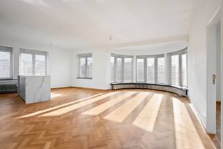 <p>Aan de Camille Huysmanslaan bevindt zich dit bijzonder ruime appartement van 133m². Gelegen op de vierde verdieping van een verzorgd gebouw met lift, geniet de bewoner hier van een weids uitzicht en een uitzonderlijke lichtinval. De grote raampartijen zorgen ervoor dat de zon vrij spel heeft, wat het ruimtegevoel in de leefruimte onmiddellijk versterkt. Het appartement is Zuidwest gericht, wat zorgt voor een lichtinval gedurende de hele dag. Bovendien beschikt de woning over een gunstig EPC B-label, wat garant staat voor een energiezuinig comfort.</p><p>De eyecatcher van dit appartement is ontegensprekelijk de prachtige visgraatparket, die naadloos doorloopt vanuit de woonkamer naar de slaapvertrekken. Deze authentieke vloer geeft de woning een warme, tijdloze uitstraling en vormt een hoogwaardige basis voor elk type interieur. De keuken is modern uitgerust en beschikt over een ruim keukeneiland met opbergruimte langs beide kanten.</p><p>De rust wordt bewaard in de drie zeer ruime slaapkamers, die eveneens zijn afgewerkt met de karaktervolle visgraatparket. Hierdoor ademt het volledige appartement eenzelfde luxueuze sfeer uit. De volledig gerenoveerde badkamer beschikt over een ruime inloopdouche, dubbele wastafel en gesloten kast waar aansluiting voor wasmachine en droogkast voorzien is.</p><p>Tot slot beschikt het appartement over een praktische privatieve berging in de kelder, wat een onmisbare troef is voor extra opslagruimte. Kortom, dit appartement op de vierde verdieping vormt de ideale match voor wie op zoek is naar ruimte, karakter en een uitstekende energetische score op een van de meest gegeerde locaties van de stad.</p><p>Afspraken voor bezichtiging kunnen gemaakt worden door een reactie achter te laten.</p>