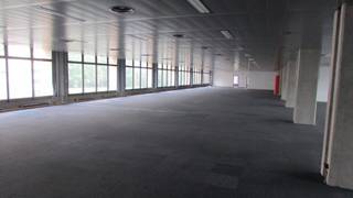 Dit prachtig kantoorgebouw Ubicenter Fase I (30.000 m?) is de eerste fase van de herbestemming van de Philipssite. Bouwjaar 2000. Het gebouw bevindt zich in een groene, autovrije omgeving. Deze site is ge?nspireerd op het Amerikaans Campus model. Het Ubicenter ligt uitstekend bereikbaar aan de ring rond Leuven (Parkpoort) en heeft een ondergrondse parkeergarage voor 1.200 wagens. Perfecte bereikbaarheid via bus en bus naar Leuven station( op 1,2km).