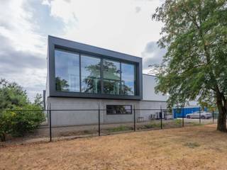 <span><strong>BEDRIJFSPAND BESTAANDE UIT EEN BEDRIJFSHAL, MAGAZIJNEN EN KANTOREN GELEGEN OP EEN PERCEEL VAN 3A 95CA TE LANKLAAR</strong><strong><br /><br />KENMERKEN<br /></strong>- 153 zonnepanelen (totaal vermogen 51,69 kWp en 53,2 kWh batterijopslag met EMS (EnergieManagementSysteem) voor een optimale energiebeheersing.<br />- 1 functionele laadpaal en 5 bijkomende laadpunten met laadpaalinfrastructuur.<br />- Warmtepomp voor vloerverwarming en warm water.<br />- Uitgebreid Loxone domoticasysteem voor:<br />* Centrale aansturing van verwarming, ventilatie en airconditioning.<br />* Poort en alle kantoordeuren, voordeur en detail magazijndeur openen op afstand of via batch.<br />* Deurbel met camera.<br />* Alarm.<br />* Brand-detectoren.<br />* Automatische verlichting aan/uit via motiondetectie op ingestelde verlichtingssterkte.<br />- Alle kantoren zijn voorzien van voldoende UTP-stopcontacten met fiber internet.<br /><br /><strong>GELIJKVLOERS 00 (425,35 m²)<br /></strong>- Hal (17,28 m x 16,18 m = 279,59 m²): hoogte onder spant 6,10 m, automatisch sectionale poort, metalen trap naar de eerste verdieping, gepolierde betonvloer.<br />- Technische ruimte (3,00 m x 3,70 m = 11,10 m²): elektriciteitskast, serverkast, gasaansluiting, warmptepomp, tegelvloer.</span><br /><span>- Toilet (1,10 m x 1,70 m = 1,87 m²): hangtoilet, lavabo en onderkast, volledige wandbetegeling, tegelvloer.</span><br /><span>- Buro magazijn (1,10m x 3,30 m = 3,63 m²)</span><br /><span>- Bureel 1 (5,20 m x 7,00 m = 36,40 m²): inclusief kitchenette (onder- en bovenkasten, koelkast, vaatwasser), airco, ventilatie, tegelvloer.</span><br /><span>- Toilet (1,10 m x 1,60 m = 1,76 m²): hangtoilet, lavabo en onderkast, volledige wandbetegeling, tegelvloer.</span><br /><span>- Bureel 2 (3,80 m x 5,00 m = 19,00 m²): directiebureau, kitchenette (onder- en bovenkasten, spoelbak, koelkast), toilet (hangtoilet, lavabo en onderkast), tegelvloer.</span><br /><span>- Magazijn (12,00 m x 6,00 m = 72,00 m²): hoogte onder spant van 3,20 m, gepolierde betonvloer.</span><br /><br /><span><strong>VERDIEPING</strong> <strong>+01 (172,94 m²)</strong></span><br /><span>- Magazijn (10,80 m x 6,00 m = 64,80 m²): hoogte onder spant van 2,60 m, gepolierde betonvloer.<br />- Platform (5,80 m x 3,90 m = 22,62 m²): technische wand: zonnecollectoren en batterij, gepolierde betonvloer.<br />- Overloop (5,20 m x 2,00 m = 10,40 m²): trap naar de tweede verdieping, tegelvloer.<br />- Gang (11,50 m x 1,30 m = 14,95 m²): tegelvloer.<br />- Bureel 1 (3,80 m x 3,20 m = 12,16 m²): airco, ventilatie, zicht op hal/omgeving, tegelvloer.<br />- Bureel 2 (3,80 m x 3,20 m = 12,16 m²): airco, ventilatie, zicht op hal/omgeving, tegelvloer.<br />- Bureel 3 (3,80 m x 3,20 m = 12,16 m²): airco, ventilatie, zicht op hal/omgeving, tegelvloer.<br />- Keuken (5,00 m x 3,80 m = 19,00 m²): onder- en bovenkasten, koelkast met diepvriesvak, vaatwasser, microgolfoven, tegelvloer.<br />- Toiletten (0,92 m x 3,80 m = 3,49 m²): 2 hangtoiletten, lavabo, volledige wandbetegeling, tegelvloer.<br />- Berging (1,00 m x 1,20 m = 1,20 m²): tegelvloer.<br /><br /><strong>VERDIEPING</strong> <strong>+02 (27,60 m²)</strong><br />- Vergaderzaal (9,20 m x 3,00 m = 27,60 m²): airco, ventilatie, tegelvloer.</span><span><br /><br />Bekijkt u deze advertentie via een aanverwante vastgoedsite, surf dan zeker naar onze website <strong>www.N78vastgoed.be</strong> voor een uitgebreide beschrijving en foto's. <strong>Meer info: +32 (0)89 86 18 88 of info@N78vastgoed.be.</strong></span>