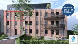 Op de 2 verdieping van Residentie De Smisberg in Koningshooikt bevindt zich dit ruime BEN-appartement (E-peil ≤ 20 – EPC A). Met ca. 105 m² bewoonbare oppervlakte en een mooi terras biedt dit appartement het perfecte evenwicht tussen comfort, energiezuinigheid en moderne architectuur.
De lichtrijke leefruimte sluit naadloos aan op de open keuken (budget volgens lastenboek. Afwerking zelf te kiezen ) en geeft toegang tot het terras. Verder beschikt het appartement over twee volwaardige slaapkamers, een badkamer met moderne afwerking, een apart toilet en een praktische berging. Budgetten voorzien in lastenboek. Vrije keuze.
Dankzij de vloerverwarming, lucht-water warmtepomp met actieve koeling, zonnepanelen en hoogrendementsbeglazing geniet u hier van een bijzonder lage energiefactuur. Aluminium buitenschrijnwerk, videofooninstallatie, lift en ondergrondse parkeermogelijkheden zorgen voor extra comfort en veiligheid.
De ondergrondse garage biedt autostaanplaatsen en privatieve bergingen (verplicht aan te kopen) zijn bereikbaar via een veilige sectionaalpoort en lift.
Deze kleinschalige REsidentie ligt in een rustige dorpsomgeving in Koningshooikt, met vlotte verbindingen naar Lier, Mechelen en Antwerpen.
Prijs appartement 02-03: € 358.000 (excl. kosten).
Ondergrondse parkeerplaatsen beschikbaar vanaf € 30.000 en bergingen vanaf € 5.000.
Interesse? Bel Briljantimmo op 015/420 277 en ontdek dit prachtige appartement zelf!
Een realisatie van RDS Construct.