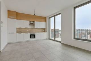 <p><span>COMFORTABEL APP. MET 1 SLK, TERRAS &amp; PARKEERGELEGENHEID </span></p><p><span> </span></p><p><span>In de residentiële wijk Zurenborg in het zuidoosten van de stad Antwerpen treffen wij residentie Plantin Moretus aan. De buurt staat gekend om de statige huizen, de gezellige pleinen en haar prachtige architectuur. Tevens bevinden wij ons nabij het Stadspark, het centraal station, het bruisende stadscentrum met diverse horecagelegenheden, lokale handelaars, de Antwerpse Zoo, De Groenplaats, De Meir, ... Kortom een stadswoning op een ware A-locatie met alle voorzieningen binnen handbereik!</span></p><p><span> </span></p><p><span>Toegekomen aan de residentie nemen wij de lift naar de vierde verdieping. Hier ontdekken wij een gezellig appartement met aangenaam terras. Wij komen binnen in de leefruimte bestaande uit een volledig uitgeruste keuken, een eethoek en een zithoek. In het verlengde van de leefruimte is er het knappe terras als uitbreiding van de leefruimte. Opnieuw aangekomen in het appartement verplaatsen wij ons naar de nachthal. Deze geeft ons toegang tot de aangename slaapkamer met ensuite badkamer, het afzonderlijk toilet en de wasruimte/berging.</span></p><p><span> </span></p><p><span>Troeven:</span></p><p><span>- A-locatie</span></p><p><span>- Gloednieuw appartement</span></p><p><span>- Aanwezigheid van een terras</span></p><p><span>- Parkeergelegenheid voor wagen en fiets<br />*Mogelijkheid tot het huren van een parkeerplaats, 125,00 euro/maand + berging 25,00 euro/maand<br /><br /></span></p><p><span>Interesse om de eerste bewoner te worden van dit knap appartement op een absolute A-locatie? Neem contact op met Pillar Estate via <span>info@pillar.estate</span></span><span> of contacteer ons op het nummer 033 695 695.</span></p><p><span>*Deze gegevens zijn louter ter informatieve titel. De vermelde oppervlaktes zijn slechts een indicatie. Pillar kan niet verantwoordelijk gesteld worden voor de juistheid van de aan haar verstrekte gegevens. </span></p><p><span> </span></p>