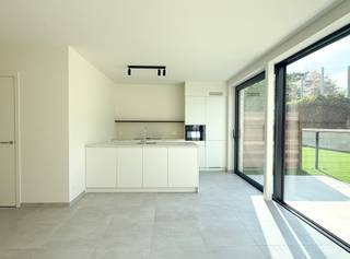 Ontdek dit moderne gelijkvloers appartement, waar comfort, licht en energiezuinig wonen perfect samenkomen.<br /><br />Indeling: inkom, apart toilet, badkamer met inloopdouche, lavabomeubel en handdoekradiator, ruime woonkamer met open keuken, berging en 2 comfortabele slaapkamers.<br /><br />Buiten: privatieve, omheinde tuin.<br /><br />Parkeren &amp; berging: ondergrondse autostaanplaats en privatieve berging met elektriciteit inbegrepen in de huurprijs.<br /><br />Afwerking: volledig geschilderd opgeleverd, voorzien van armaturen, gordijnrails en lichte deuren.<br /><br />Duurzaam &amp; energiezuinig: verwarming via geothermie en zonnepanelen per appartement, E-peil = 20.<br /><br />Algemene onkosten: 85 euro / maand<br /><br />Benieuwd naar dit project? Neem contact met ons op voor meer informatie of een rondleiding:<br />03/775.44.10<br />info@immo-jet.be