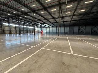 Logistiek gebouw te huur in Zeebrugge. Het gebouw beschikt over een magazijn van 7.332 m² in combinatie met 330 m² instapklare kantoorruimte. De...