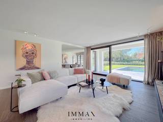 Welkom in deze prachtige residentie, met een grote inkomhal, compleet met garderobe en een luxueus gastentoilet. De woonkamer, badend in natuurlijk licht, sluit naadloos aan op een terras op het zuiden en tuin met zwembad, waardoor een harmonieuze stroom ontstaat tussen binnen- en buitenleven. Een volledig uitgeruste keuken, compleet met sfeervolle ontbijthoek en praktische wasplaats, biedt de perfecte ruimte voor culinaire hoogstandjes. <br /><br />Om aan uw praktische behoeften te voldoen, is er een garage beschikbaar die plaats biedt aan één voertuig, samen met verschillende parkeerplaatsen voor het gemak van uw gasten. <br /><br />Op de eerste verdieping vindt u een majestueuze hoofdslaapkamer met een royale en-suite badkamer. Daarnaast zijn er vier royale slaapkamers, elk met een eigen doucheruimte, waardoor alle bewoners optimaal comfort en privacy hebben. <br /><br />Als u doorgaat naar de tweede verdieping, wachten u nog twee ruime slaapkamers en een aparte doucheruimte.<br /><br />Aarzel niet om ons te contacteren voor meer informatie: tel.: 050 62 44 14 of via knokke@immax.be