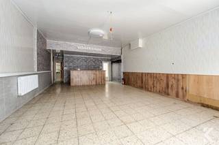 <p><strong><u>Te renoveren woning met veel potentieel en ruime zolder</u></strong></p><p>Bent u op zoek naar een woning die u volledig naar eigen smaak kunt renoveren? Dan is deze karaktervolle woning uit 1936 een unieke kans.</p><p>De woning beschikt over een <strong>uitzonderlijk ruime benedenverdieping</strong>, die vroeger dienst deed als café. Hierdoor geniet u van een zee aan ruimte met tal van mogelijkheden: een royale leefruimte, open leefkeuken, hobbyruimte, thuiskantoor of zelfs het creëren van een gezellig terras of stadstuin. Dankzij de reeds aanwezige<strong> poutrel</strong> zijn er bovendien extra mogelijkheden om de ruimtes volledig naar wens in te delen.</p><p>Verder biedt de woning reeds:</p><ul><li>2 ruime slaapkamers</li><li>Badkamer</li><li>Grote zolder met potentieel</li><li>Kelder en bergingen</li><li>Vernieuwde gasketel</li><li>EPC-label <strong>E</strong></li></ul><p><strong>Extra troef:</strong> Dankzij de ruime bewoonbare oppervlakte vormt deze woning de ideale basis voor een totaalrenovatie. Afhankelijk van de geldende voorwaarden kan u bovendien mogelijk genieten van een <strong>verlaagd btw-tarief</strong> op renovatiewerken.</p><p><strong>Een unieke opportuniteit voor wie op zoek is naar ruimte, karakter en de vrijheid om een woning volledig naar eigen smaak te creëren.</strong></p><p><strong>Meer info of een bezoek?</strong><br /><strong>karel@roetsvastgoed.be</strong><br /><strong>0470342025</strong></p>