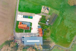 In een oase van rust, en toch op een steenworp van het centrum van Olsene en de oprit van de E17 (Kruishoutem), bevindt zich deze uitzonderlijke en recente hoeve (bouwjaar 2020). Via een private oprijlaan bereikt u deze prachtige eigendom, omgeven door uitgestrekte weides op een totale oppervlakte van ca. 3 hectare.<br /><br />De woning werd gebouwd met oog voor comfort, ruimte en lichtinval. Op het gelijkvloers komt u binnen via een inkomhal met apart gastentoilet. Aansluitend vindt u de lichtrijke, volledig hypergeïnstalleerde open keuken met eetruimte. Naast de keuken bevinden zich twee ruime bergingen, waarvan één met wasplaats. De royale leefruimte baadt in het licht en biedt een prachtig zicht op de omgeving. Verder zijn er op het gelijkvloers twee volwaardige slaapkamers en een luxueuze badkamer met ligbad, inloopdouche, dubbele lavabo en toilet. Op de verdieping bevinden zich nog vier ruime slaapkamers, een tweede badkamer met inloopdouche, enkele lavabo en toilet, evenals twee extra bergingen. Daarnaast is er ook een ruime opbergzolder aanwezig.<br /><br />Via zowel de leefruimte als de eetruimte heeft u rechtstreekse toegang tot het zuidgericht terras, waar u in alle privacy kan genieten van de zon en het landelijke uitzicht.<br /><br />Buiten treffen we een recente hangar (2016) aan van maar liefst 540 m², die tal van mogelijkheden biedt voor opslag, hobby, landbouw of professionele activiteiten. Op het dak van de hangar zijn 28 zonnepanelen met certificaten geplaatst. De woning beschikt over vloerverwarming op propaangas, 2 regenwaterputten van 5.000 liter aangesloten op alle toiletten en de wasmachine en boorput.<br /><br />Kortom: een unieke eigendom die landelijk wonen combineert met een uitstekende bereikbaarheid, ruimte, luxe en talloze mogelijkheden.<br /><br />Interesse?<br />Voor meer informatie of een plaatsbezoek:<br />0498 44 78 00 - info@maximevanneste.be