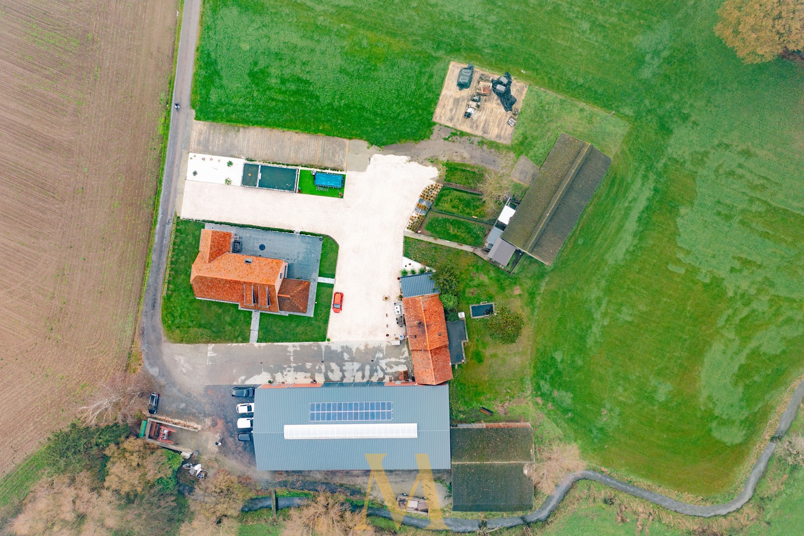 Unieke recente hoeve met indrukwekkende hangar op 3 hectare nabij Olsene - foto 2