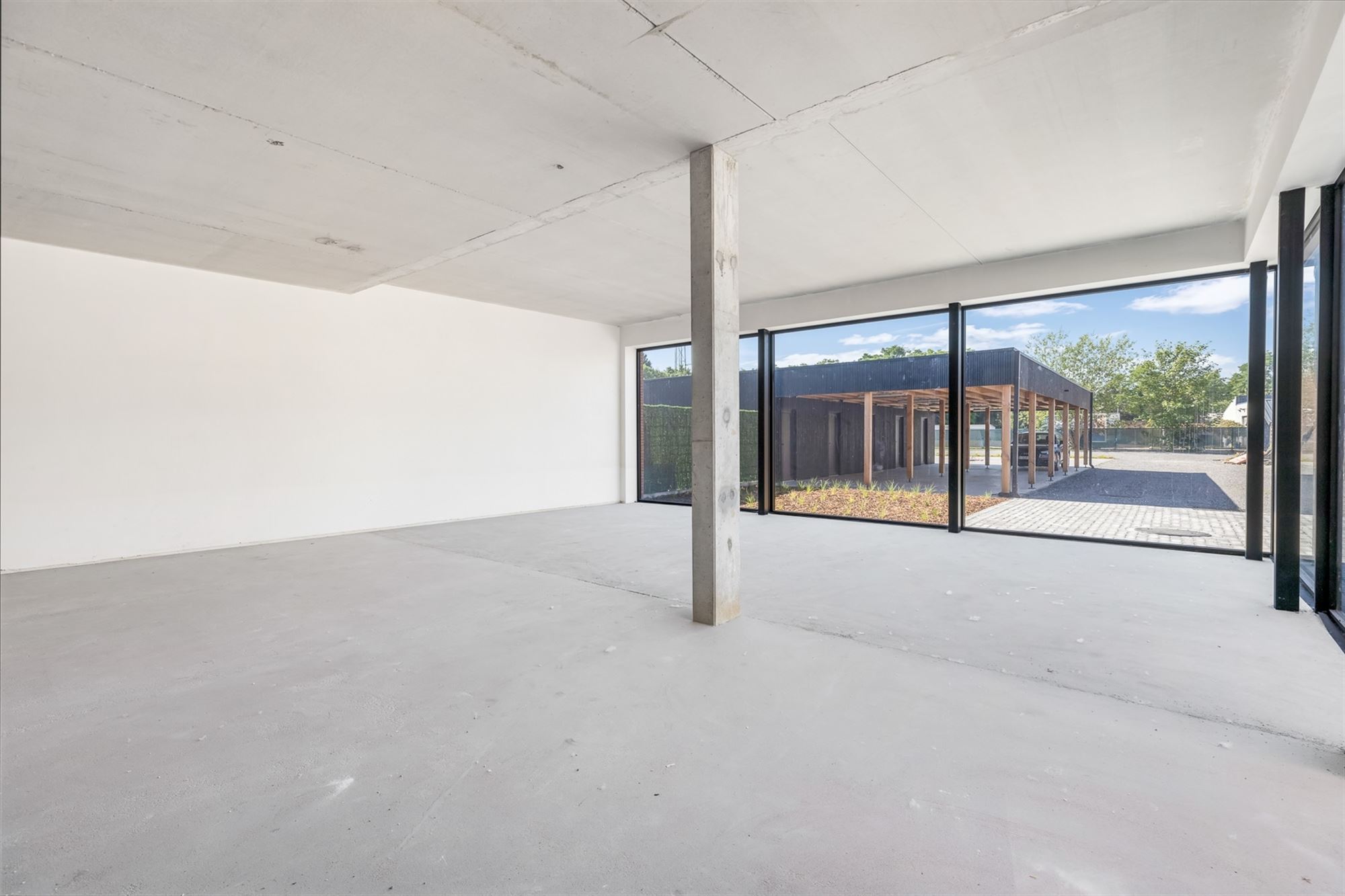 HANDELSRUIMTE VAN 195M² MET GROTE RAAMPARTIJEN, OPEN STRUCTUUR VOOR TALLOZE MOGELIJKHEDEN EN RUIME PARKEERMOGELIJKHEDEN AAN DE ACHTERZIJDE - foto 5