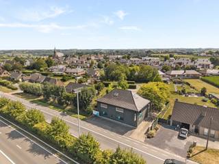 TOPgelegen langs de N60, genietend van alle visibiliteit: leuk instapklaar groot kantoorgebouw/praktijk met grote achterliggende privé-parking. 
Fantastische commerciële eigendom met enorm veel potentieel. 

Leuk karaktervol charmant gebouw bestaande uit burelen, vergaderzalen, praktijkruimtes, 2 keukens en sanitair,, onderkelderd, op 2156m2, + extra bijgebouw met potentieel. 
Tevens ideale horecazaak/groepspraktijk/privé-kliniek/private banker... 

Bezoek na afspraak met IMMO BEGUIN: info@immobeguin.be