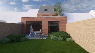Dit ruime gelijkvloerse appartement in Residentie Oude Vaart combineert hedendaags wooncomfort met een bijzonder centrale ligging aan het water in Nieuwpoort.<br />Het appartement beschikt over 2 slaapkamers, een lichtrijke leefruimte met grote raampartijen, een private centrale patio en een ruime achterliggende tuin. Dankzij de patio valt er extra daglicht diep in het appartement binnen en ontstaat er een aangename verbinding tussen de verschillende leefruimtes.<br /><br />De tuin is bovendien praktisch bereikbaar via het achterliggende straatje, ideaal voor fietsen, tuinmateriaal of boodschappen.<br />Ook technisch is het appartement volledig mee met zijn tijd. Er wordt voorzien in een lucht-waterwarmtepomp, vloerverwarming in leefruimte, keuken, badkamer en slaapkamers, zonnepanelen en een ventilatiesysteem D met warmterecuperatie. Het aluminium buitenschrijnwerk met isolerende dubbele beglazing draagt bij tot een comfortabel en energiezuinig geheel.<br /><br />De afwerking is kwalitatief, met onder meer een volledig uitgeruste keuken met Electrolux-toestellen, keramische vloeren in de leefruimtes en parket in de slaapkamers.<br />Een berging en carport zijn inbegrepen in de prijs.<br /><br />Een ideale woonst voor wie op zoek is naar ruimte, licht, een eigen tuin en moderne technieken op een centrale locatie aan de Oude Veurnevaart.