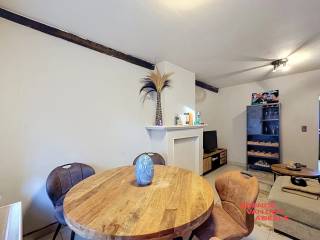 Deze charmante woning in Brugge biedt een comfortabele leefruimte met twee slaapkamers. De woning beschikt over een praktische indeling met een gezellige woonkamer en een goed uitgeruste keuken, perfect om vele mooie momenten te beleven.<br />Alsook beschikt de woning over een gezellige stadskoer.<br /><br />De badkamer is modern en functioneel, uitgerust met de nodige voorzieningen voor dagelijks comfort. Dankzij de slimme indeling is elke ruimte optimaal benut en voelt het huis ruim en licht aan.<br /><br />Gelegen in een rustige buurt van Brugge, doch heel dichtbij het centrum, combineert deze woning rust met nabijheid van alle stedelijke voorzieningen. Een ideale plek om thuis te komen.