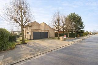 Menen - Ruime villa op zeer rustige ligging te Menen te koop.Indeling:Inkomhal, apart toilet, bureau, slaapkamer, badkamer, inpandige garage voor 2...