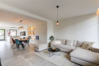 <p>Deze charmante woning is rustig en centraal gelegen, met een vlotte verbinding naar omliggende gemeenten en de E313. Scholen en winkels bevinden zich in de nabije omgeving, en ook het treinstation is op loopafstand. Kortom: een ideale ligging voor wie rustig wil wonen met alle voorzieningen binnen handbereik.</p><p>De woning betreft een halfopen bebouwing die in 2020 volledig gerenoveerd werd. Dankzij deze grondige renovatie geniet u van hedendaags comfort en een energiezuinige woonst (EPC B). Bovendien werden recent nog 12 zonnepanelen geplaatst, wat het energieverbruik verder optimaliseert. De woning is volledig instapklaar.</p><p>Gelijkvloers:<br />Inkomhal, gastentoilet, gezellige en lichtrijke leefruimte met open keuken en een grote raampartij die uitkijkt op de tuin. Aansluitend vindt u een praktische wasruimte/berging.<br />Eerste verdieping:<br />Nachthal, 3 sfeervolle slaapkamers waarvan één met een leuke mezzanine. De badkamer is uitgerust met een inloopdouche, ligbad en dubbel lavabomeubel. Daarnaast is er een apart toilet.</p><p>Verder beschikt de woning over een gedeeltelijke kelder, ideaal voor extra stockage. Buiten geniet u van een volledig omheinde tuin met een kapschuur, perfect voor extra opslag, hobbyruimte of gezellige buitenmomenten.</p><p>Deze woning is de ideale thuisbasis voor een jong gezin dat op zoek is naar comfort, ruimte en een goede ligging.<br />Ziet u uzelf hier wel wonen? Maak dan vandaag nog een afspraak en bel 0486 63 14 65</p>