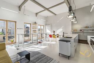 Ideally located next to the canal and near Dansaert, on the 3rd floor of an industrial building, we offer this magnificent 2-bedroom loft of...