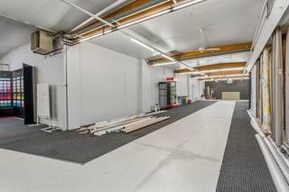 Gelegen op een toplocatie in het hart van Izegem, bevindt dit charmante handelspand met woonst zich op een steenworp van winkels, openbaar vervoer en belangrijke invalswegen. Dankzij de uitstekende zichtbaarheid en centrale ligging is dit een ideale plek voor wie een eigen zaak wil uitbaten of op zoek is naar een rendabele investering.<br />Het perceel heeft een oppervlakte van 629 m², breedte voorgevel ca. 19 m, diepte ca. 44 m.<br /><br />Indeling:<br />HANDELSRUIMTE: GLV - handelspand met open ruimte die naar eigen wens kan ingericht worden, garagepoort met inrijpoort, atelier en kelder. Perfect geschikt voor een winkel, kantoor of praktijkruimte.<br />WONING: 1e VERDIEPING - een gezellige leefruimte, een open keuken<br />2e VERDIEPING - nachthal, drie slaapkamers en badkamer met bad en inloopdouche.<br /><br />Troeven van dit pand:<br />- Toplocatie in het centrum van Izegem<br />- Ruime handelspand met veel potentieel<br />- Instapklare duplex woonst op de eerste verdieping<br /><br />Contacteer ons voor meer informatie of een bezoek via bo@panorama.immo of 0479 109 908.<br />