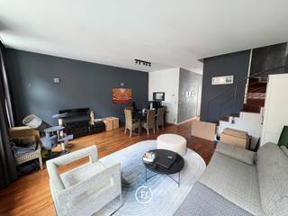 Op een centrale locatie in het hart van Brussel bevindt zich deze ruime duplex van maar liefst 127 m², gelegen op de derde verdieping van een verzorgd gebouw. Dankzij de royale oppervlakte, de twee slaapkamers en de indeling over twee verdiepingen biedt deze woning een aangename combinatie van ruimte, comfort en privacy.<br /><br />De duplex beschikt over een ruime leefruimte die voldoende mogelijkheden biedt voor een comfortabele zithoek en een afzonderlijke eetplaats. De keuken sluit hier praktisch op aan en vormt samen met de leefruimte een aangename plek om te wonen en te ontspannen.<br /><br />De woning beschikt over twee slaapkamers. De indeling zorgt voor een duidelijke scheiding tussen de leef- en slaapruimtes en biedt daardoor een aangenaam gevoel van ruimte en privacy. Daarnaast is er een badkamer en zijn er de nodige praktische voorzieningen aanwezig.<br /><br />De ligging is een absolute troef. Vanuit de woning bereikt u op korte wandelafstand de Grote Markt, talrijke winkels, restaurants, cafés en culturele bezienswaardigheden. <br /><br />Gemeenschappelijke lasten: €135/maand<br />Provisie (water, verwarming, verzekering): €150/maand