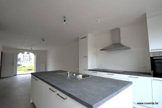 Deze nieuwbouwwoning bestaande uit: inkomhal met toilet, lichtrijke woonkamer - salon met aansluitende ingerichte keuken en berging/wasplaats.Op de...