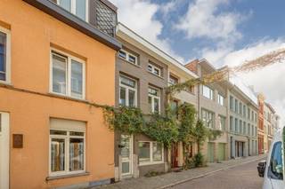 <p><span>Een zee van ruimte binnen én een heerlijke groene tuin waar je volop privacy hebt? Dat krijg je hier, in deze fijne woning vlak bij het Willibrordusplein. Met een XL-leefruimte, een recent vernieuwde keuken, drie slaapkamers, een aparte dressing en een grote badkamer heb je hier alle plaats om comfortabel te wonen. En dat op een toplocatie, met winkels, scholen en openbaar vervoer vlakbij! Misschien niet onbelangrijk, de verkopers huren momenteel in dezelfde straat een garagebox die door de koper overgenomen kan worden.</span></p><p><span> </span></p><p><span>XL-leefruimte en strakke keuken</span></p><p><span>Je stapt de woning binnen via de inkomhal met een tegelvloer in speels dambordmotief. Hier vind je meteen een apart gastentoilet met handenwasser. Verderop kom je in de verrassend grote leefruimte, waar de lichte plankenvloer en witte muren voor een frisse, warme uitstraling zorgen. Plaats genoeg voor een royaal salon, een grote eettafel én een aparte speel- of bureauhoek. De open, witgeschilderde trap geeft de ruimte nog wat extra karakter.</span></p><p><span>Achteraan vind je de recent vernieuwde keuken, die met haar strakke witte kasten, donker werkblad en zwart-witte dambordvloer een leuke mix van modern en retro vormt. Ze is volledig geïnstalleerd, met een inductiekookplaat, dampkap, oven, microgolfoven, koelkast, diepvriezer, spoelbak en massa's kastruimte. Dankzij de grote lichtkoepel komt hier ook heel wat daglicht binnen. Via de dubbele glazen deur stap je zo het terras op.</span></p><p><span>En dan die tuin! Een heerlijk grote, groene buitenplek met zo goed als geen inkijk. Vlak bij de keuken heb je een gezellig overdekt terras onder een pergola met klimplanten, ideaal voor lange zomeravonden aan tafel. Verderop strekt de tuin zich uit tussen het groen, met plaats om te spelen, te tuinieren of gewoon lekker te genieten. Helemaal achteraan wacht nog een tweede overdekte zithoek. Een zalige plek om je even terug te trekken uit de stadsdrukte!</span></p><p><span> </span></p><p><span>Drie slaapkamers en een ruime badkamer</span></p><p><span>Via de open trap in de leefruimte ga je naar de eerste verdieping. Hier vind je een grote, lichte slaapkamer, met daarnaast een aparte dressing en een praktische wasruimte. Ook de badkamer bevindt zich op deze verdieping. Die is ruim en licht, met een ligbad met douche, een toilet en een stoer houten lavabomeubel met twee opzetwaskommen en een grote spiegel. De donkere, rustieke tegelvloer vormt een mooi contrast met de witte wanden.</span></p><p><span>Nog een verdieping hoger heb je twee extra slaapkamers. De grootste is een fijne, ruime kamer en de kleinere kamer, met ingemaakte kasten, is perfect als kinderkamer, logeerkamer of thuisbureau. Ook op de overloop is aan extra opbergruimte gedacht, met een ingemaakte kast.</span></p><p><span>Spullen die je niet dagelijks nodig hebt? Die berg je handig op in de kleine kelder.</span></p><p><span> </span></p><p><span>Bruisend Borgerhout, alles vlakbij</span></p><p><span>Je woont hier op een fijne, centrale locatie in Borgerhout, vlak bij het Willibrordusplein. De buurt heeft heel wat te bieden: gezellige cafés, leuke eetadresjes, buurtwinkels en supermarkten, allemaal binnen handbereik. Ook scholen en openbaar vervoer zijn vlakbij, en het Centraal Station is vlot bereikbaar. Met de fiets sta je zo in het centrum van Antwerpen. Een ideale uitvalsbasis voor wie graag het bruisende stadsleven combineert met rust en groen achter de eigen voordeur.</span></p><p><span> </span></p>