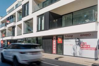 Grote etalage, sanitair, private parkeermogelijkheden achteraan. Mooie commerciële ruimten op een heel goede ligging. Centrumverkeer rijdt altijd...