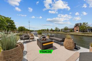 Deze prachtige woonboot werd volledig gerenoveerd met respect voor de authenticiteit van het schip en met gebruik van maritieme kleuren. De boot...