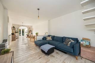<p><span>Een zee van ruimte binnen én een heerlijke groene tuin waar je volop privacy hebt? Dat krijg je hier, in deze fijne woning vlak bij het Willibrordusplein. Met een XL-leefruimte, een recent vernieuwde keuken, drie slaapkamers, een aparte dressing en een grote badkamer heb je hier alle plaats om comfortabel te wonen. En dat op een toplocatie, met winkels, scholen en openbaar vervoer vlakbij! Misschien niet onbelangrijk, de verkopers huren momenteel in dezelfde straat een garagebox die door de koper overgenomen kan worden.</span></p><p><span> </span></p><p><span>XL-leefruimte en strakke keuken</span></p><p><span>Je stapt de woning binnen via de inkomhal met een tegelvloer in speels dambordmotief. Hier vind je meteen een apart gastentoilet met handenwasser. Verderop kom je in de verrassend grote leefruimte, waar de lichte plankenvloer en witte muren voor een frisse, warme uitstraling zorgen. Plaats genoeg voor een royaal salon, een grote eettafel én een aparte speel- of bureauhoek. De open, witgeschilderde trap geeft de ruimte nog wat extra karakter.</span></p><p><span>Achteraan vind je de recent vernieuwde keuken, die met haar strakke witte kasten, donker werkblad en zwart-witte dambordvloer een leuke mix van modern en retro vormt. Ze is volledig geïnstalleerd, met een inductiekookplaat, dampkap, oven, microgolfoven, koelkast, diepvriezer, spoelbak en massa's kastruimte. Dankzij de grote lichtkoepel komt hier ook heel wat daglicht binnen. Via de dubbele glazen deur stap je zo het terras op.</span></p><p><span>En dan die tuin! Een heerlijk grote, groene buitenplek met zo goed als geen inkijk. Vlak bij de keuken heb je een gezellig overdekt terras onder een pergola met klimplanten, ideaal voor lange zomeravonden aan tafel. Verderop strekt de tuin zich uit tussen het groen, met plaats om te spelen, te tuinieren of gewoon lekker te genieten. Helemaal achteraan wacht nog een tweede overdekte zithoek. Een zalige plek om je even terug te trekken uit de stadsdrukte!</span></p><p><span> </span></p><p><span>Drie slaapkamers en een ruime badkamer</span></p><p><span>Via de open trap in de leefruimte ga je naar de eerste verdieping. Hier vind je een grote, lichte slaapkamer, met daarnaast een aparte dressing en een praktische wasruimte. Ook de badkamer bevindt zich op deze verdieping. Die is ruim en licht, met een ligbad met douche, een toilet en een stoer houten lavabomeubel met twee opzetwaskommen en een grote spiegel. De donkere, rustieke tegelvloer vormt een mooi contrast met de witte wanden.</span></p><p><span>Nog een verdieping hoger heb je twee extra slaapkamers. De grootste is een fijne, ruime kamer en de kleinere kamer, met ingemaakte kasten, is perfect als kinderkamer, logeerkamer of thuisbureau. Ook op de overloop is aan extra opbergruimte gedacht, met een ingemaakte kast.</span></p><p><span>Spullen die je niet dagelijks nodig hebt? Die berg je handig op in de kleine kelder.</span></p><p><span> </span></p><p><span>Bruisend Borgerhout, alles vlakbij</span></p><p><span>Je woont hier op een fijne, centrale locatie in Borgerhout, vlak bij het Willibrordusplein. De buurt heeft heel wat te bieden: gezellige cafés, leuke eetadresjes, buurtwinkels en supermarkten, allemaal binnen handbereik. Ook scholen en openbaar vervoer zijn vlakbij, en het Centraal Station is vlot bereikbaar. Met de fiets sta je zo in het centrum van Antwerpen. Een ideale uitvalsbasis voor wie graag het bruisende stadsleven combineert met rust en groen achter de eigen voordeur.</span></p><p><span> </span></p>