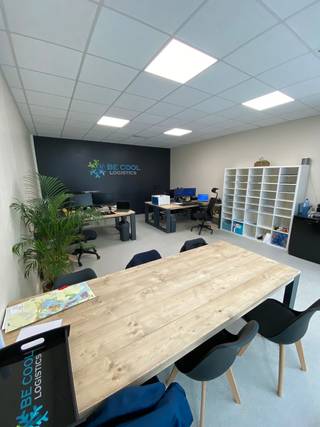 <p>Kantoor te huur in Business Center Hoevenen<br /><br />- Kantoor 35m² <br />- Huur € 475 excl. BTW / maand<br />- Vaste kosten € 180 excl. BTW / maand (water, elektriciteit, verwarming, internet, airco, onderhoud gemeenschappelijke delen inbegrepen). <br />- Inclusief 2 parkeerplaatsen<br />- Gebruik van vergaderzaal en gemeenschappelijke keuken zijn eveneens inbegrepen!<br />- Onmiddellijk beschikbaar.<br />- Uiterst gunstige ligging met goede verbindingen naar de haven van Antwerpen en Nederland.<br /><br />Meer info? 03/568.03.03 – info@vastgoed03.be</p>
<p></p>