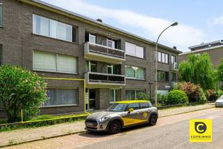 <p><span>Lichtrijk gelijkvloers met 1 slaapkamer en tuin aan 't Brilschanspark!</span><span><br /></span><span>Dit charmant gelijkvloers appartement bevindt zich in een kleinschalig en prima onderhouden gebouw pal tegenover het prachtige Brilschanspark. Een unieke kans voor wie graag in een groene en rustige omgeving woont, op een boogscheut van het bruisende stadsleven. Op deze toplocatie zijn winkels, scholen, horeca, sportfaciliteiten, invalswegen en openbaar vervoer steeds vlakbij. Ook de tuin is een enorme troef, ideaal voor de huisdieren en voor al wie groene vingers heeft. Het </span><span>appartement is momenteel verhuurd, een buitenkans voor wie op zoek is naar een goede investering, maar uiteraard is eigen bewoning ook steeds mogelijk. </span></p><p><span><br /></span><span>Inkomhal, leefruimte & keuken:</span></p><p><span>Via de aparte inkomhal met ingemaakte vestiaire komt u bij de leefruimte. De schitterende natuurlijke lichtinval accentueert het magnifieke uitzicht over de natuurpracht van het Brilschanspark. Elementen zoals de statige moluren en de authentieke gemarmerde venstertabletten dragen bij tot het karakter van het appartement, terwijl de elektrische rolluiken, de Fiber-klaarheid en de videofonie dan weer het praktische aspect en het hedendaagse comfort belichten. De grote keuken ligt aanpalend de tuin en is voorzien van een gasfornuis met oven, dampkap, koelkast en vaatwasser. Toekomstgericht kan u de keuken evt. in de woonkamer implementeren om hier een 2e slaapkamer van te maken. </span></p><p><span> </span></p><p><span>Slaapkamer, badkamer & toilet:</span></p><p><span>Ook de ruime slaapkamer kijkt uit op de tuin en beschikt net zoals heel het appartement over elektrische rolluiken. Uw privacy alsook uw nachtrust is gegarandeerd. De badkamer met mechanische ventilatie herbergt een douche, wasmeubel, spiegelkast en de aansluitingen voor wasmachine en droogkast. Het toilet is apart ondergebracht.</span></p><p><span> </span></p><p><span>Tuin, kelder & autostaanplaats:</span><span><br />U heeft zowel het genot van een leuke voortuin alsook van een omvangrijke en zonnige achtertuin. Deze is overigens volledig omheind en leent zich perfect voor uw huisdieren, (klein)kids en uiteraard ook om naar hartenlust te tuinieren. Hier kan u ook geheel tot rust komen na een drukke werkdag of samen met uw familie en vrienden genieten van een lekker BBQ. Een privatieve kelder is inbegrepen. Om de hoek (Florent Bauduinstraat) is er een overdekte staanplaats die aangekocht dient te worden (€ 16.500). Een extra luxe en zeker ook handig om de fietsen veilig binnen te stallen.</span></p><p><span><br /></span><span>Extra troeven:</span></p><p><span>- Toplocatie (Mobiscore 9,3/10)</span></p><p><span>- Elektriciteit conform</span></p><p><span>- Dakisolatie 10 cm PIR</span></p><p><span>- Dubbele en deels HR++ ramen</span></p><p><span>- Asbestveilig</span></p><p><span>- Individuele verwarming</span></p><p><span>- Lichtrijk en groen uitzicht<br />- Kelder</span></p><p><span>- Autostaanplaats</span></p><p><span> </span></p>