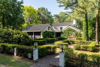 In de bosrijke villawijk de Meerse-bergen vinden we deze tijdloze, goed onderhouden villa terug op een perceel van 2.150m².INDELINGWe betreden de...