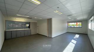 <span><span><strong><u>Volledig vernieuwd, klassevol ingericht en voorzien van gemeenschappelijke faciliteiten. U kunt als huurder per direct aan de slag.</u></strong><br /><br /><strong><u>AFWERKING: </u></strong><br />Bevloering met keramische tegels - grote glaspartijen (veel lichtinval) - verlaagd plafond met ingewerkte AIRCO-modules en TL-lampen - aluminium schrijnwerk met dubbele beglazing.<br /><br /><strong><u>Algemeen</u>:</strong><br />Zeer degelijke afwerking! Smaakvol ingericht, PLUG &PLAY!<br /><br /><u><strong>PRIJS = ALL-IN!!!</strong></u><br />Inclusief:<br />- Maandelijkse huur<br />- Verbruik nutsvoorzieningen (water, elektriciteit, verwarming)<br />- Onroerende voorheffing<br />- Gebruik en onderhoud van de gemeenschappelijke ruimten (hallen, sanitair, volledig geïnstalleerde keuken/refer, ...)<br /> <br /><strong><u>NUTSVOORZIENINGEN:</u> </strong><br />Stads -en regenwater - elektriciteit - telefonie/internet - AIRCO (warm/koud) - bekabeling voor netwerk.<br /><br /><strong><u>BESTEMMING:</u></strong> <br />Handel, kantoor, diensten, vrij beroep, ...<br /><br /><strong><u>LIGGING:</u></strong> <br />Op zichtlocatie op de markt van Knesselare! <br /> </span></span><br /><span><u><span>* Bijzonderheden:</span></u><br /><span>- Voldoende parkeergelegenheid.<br />- Huurprijs is inclusief alle kosten. Voordeel als huurder is een <strong>PERFECT overzicht op de werkelijke kostprijs, geen verrassingen achteraf.</strong><br />- Onze referentie: <strong>O0092-2C</strong> op <strong>www.centro.be </strong>of contacteer ons via <strong>050/70.01.02</strong> voor meer info.</span></span>