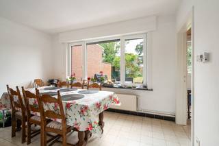 In het bruisende hart van Ardooie bieden wij deze gezellige en instapklare woning aan.De woning beschikt over een lichtrijke woonkamer, een...