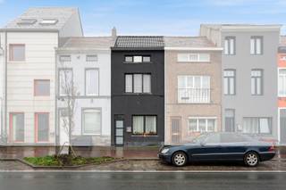 Deze charmante gezinswoning bevindt zich op wandelafstand van winkels, scholen, openbaar vervoer, Dok-Noord en het bruisende centrum van Gent...
