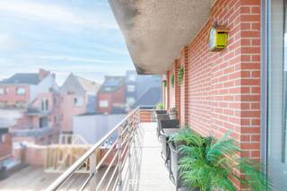 Centraal gelegen appartement met zicht op de markt van Torhout.STARTPRIJS: Elk bod boven deze startprijs, wordt voorgelegd aan de eigenaars, die al dan niet kunnen in gaan op dit aanbod.Dit prachtig gelegen appartement bevindt zich op de tweede verdieping en combineert ruimte, comfort en een uitstekende ligging in het hart van Torhout.Bij het binnenkomen word je verwelkomd in een ruime inkomhal die toegang geeft tot de lichtrijke woonkamer met open keuken. Aansluitend bevindt zich een aangenaam terras met een prachtig uitzicht op de markt — de ideale plek om te ontspannen.Het appartement beschikt over drie volwaardige slaapkamers, waarvan één met een ensuite badkamer. Daarnaast is er een afzonderlijk toilet en een tweede badkamer met ligbad. Achteraan bevindt zich nog een extra terras, wat zorgt voor bijkomende buitenruimte en rust.In de kelderverdieping is er een gemeenschappelijke fietsenberging alsook een berging voor het restafval.Er is de mogelijkheid om een ondergrondse garage aan te kopen met berging voor €30.000.📞 Contacteer Nele voor een bezoek: 0494 03 02 86 – nele@correctvastgoed.be👉 Online schattingstool: https://www.correctvastgoed.be/schatting