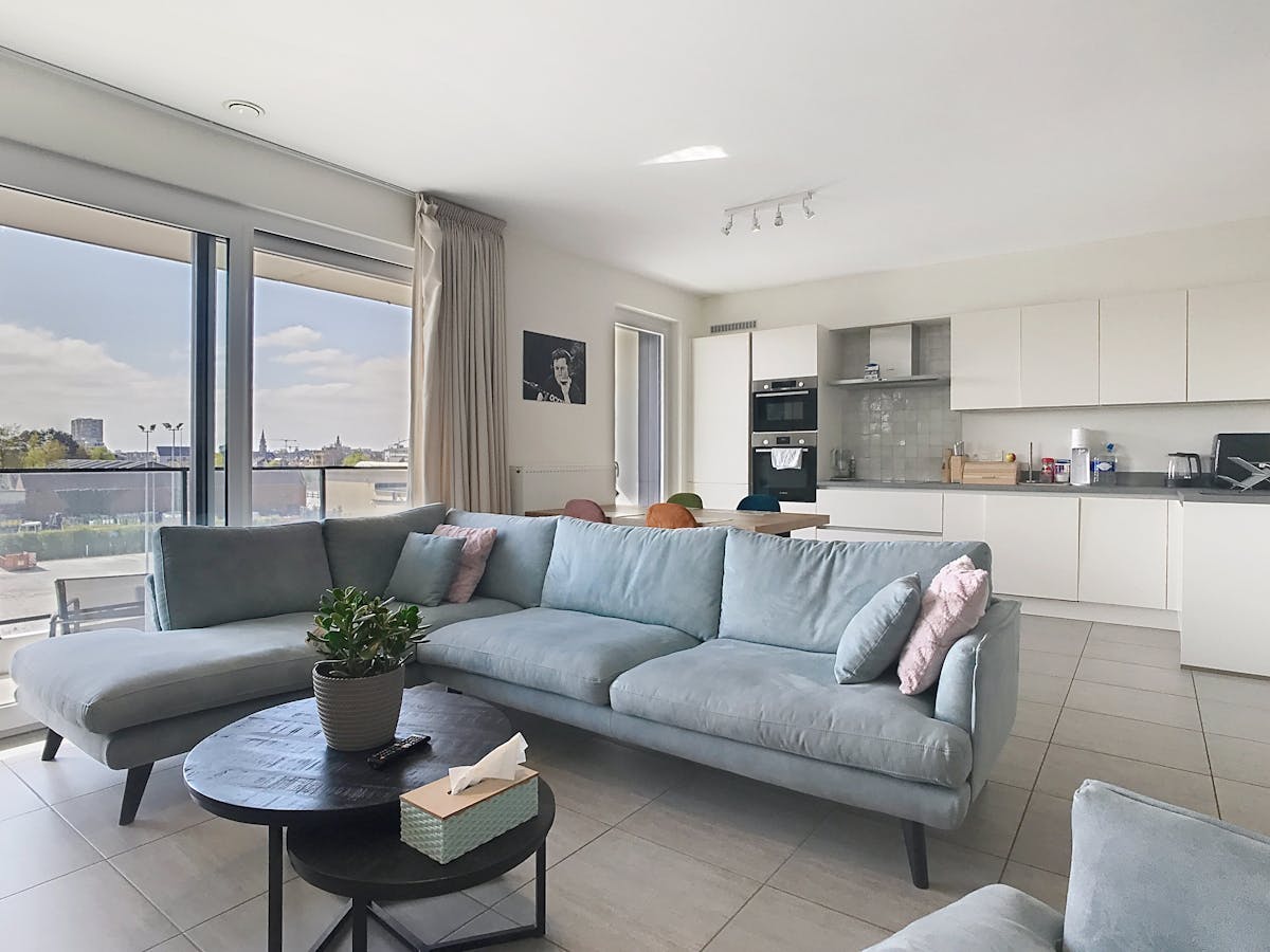Ruim appartement met 2 slaapkamers en terras te Roeselare. - foto 2