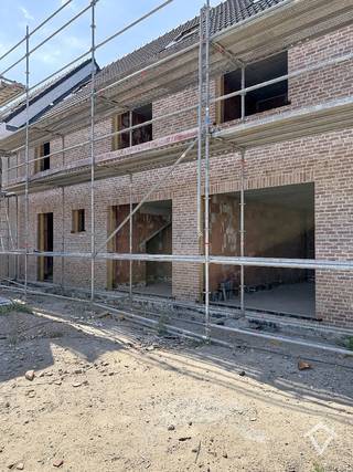 Rond de Mokkerkapel worden drie moderne BEN-woningen gebouwd op een toplocatie, op wandelafstand van scholen, winkels en openbaar vervoer. De woningen worden ontwikkeld met focus op maximaal wooncomfort, energiezuinigheid en een kwalitatieve afwerking.<br /><br />Lot 4 beschikt over een inpandige garage, een regenwaterput van 7.500 liter en een praktische zolder met extra mogelijkheden.<br /><br />De woning kan wind- en waterdicht aangekocht worden — ideaal voor wie de afwerking volledig naar eigen smaak wil bepalen.<br /><br />Wenst u meer informatie of een bezoek? Contacteer ons gerust.