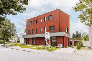 <p>Op de Vremdesesteenweg 35A te Boechout bevindt zich deze energiezuinige nieuwbouwwoning, ideaal gelegen vlakbij het dorpscentrum en tegelijk aansluitend op de rustige Schaliehoevewijk, aan de rand van de Molenbeekvallei. Een locatie waar bereikbaarheid en groen harmonieus samenkomen.</p><p>De woning werd gerealiseerd met bijzondere aandacht voor duurzaam, gezond en toekomstgericht wonen. Moderne bouwtechnieken worden hier gecombineerd met het gebruik van natuurlijke en ecologisch verantwoorde materialen, wat bijdraagt aan een aangenaam en stabiel woonklimaat en een uitgesproken wooncomfort. De constructie is doordacht opgebouwd, met oog voor circulair bouwen en een doorgedreven isolatie.</p><p>Op het gelijkvloers vinden we de inkomhal met ruime berging/technische ruimte en gastentoilet. Via een steel‑look glazen deur kom je in de lichtrijke leefruimte met open, volledig uitgeruste keuken en kookeiland. Grote raampartijen zorgen voor een sterke connectie met de tuin waar je ook een zeer praktische garage hebt met oprit voor meerdere wagens.</p><p>De eerste verdieping omvat een master bedroom, een apart bureel (of extra slaapkamer), een afzonderlijk toilet en een badkamer met inloopdouche. Op de tweede verdieping bevinden zich nog twee slaapkamers, een tweede badkamer en apart toilet.</p><ul><li>Uitzonderlijke energieprestatie</li><li>Zonnepanelen</li><li>Hoge afwerkingsgraad</li><li>Garage met oprit voor meerdere wagens</li><li>Prijs excl. BTW, registratierechten en aansluitingskosten (meer info via kantoor)</li></ul>