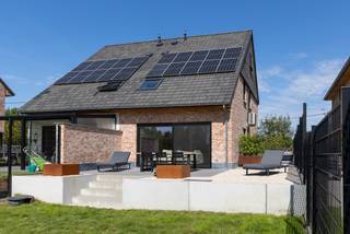 <p>In het charmante Mariekerke, Bornem, vind je deze moderne halfopen bebouwing op een unieke, rustige locatie. De woning straalt een warme mix uit van landelijke charme en hedendaags comfort en is perfect voor wie op zoek is naar rust, ruimte en luxe. Binnenin zijn er drie ruime slaapkamers, een aparte dressing en een moderne badkamer. De open, volledig uitgeruste keuken met eiland sluit naadloos aan op de leefruimte en biedt een mooi zicht op de eetplaats, het salon en de tuin. Grote raampartijen zorgen voor veel natuurlijk licht en versterken het gevoel van ruimte. Aansluitend ligt een ruim terras met prachtig uitzicht op de achterliggende velden – een ideale plek om in alle rust te genieten van de groene omgeving. De woning is centraal gelegen in de driehoek Antwerpen–Brussel–Gent, wat zorgt voor een vlotte bereikbaarheid en maakt dit een uitstekende uitvalsbasis. Ook op vlak van energie scoort de woning bijzonder goed: dankzij de geïnstalleerde zonnepanelen geniet je van een lage energiefactuur en een gunstig EPC-label A. Ideaal voor wie waarde hecht aan comfort én duurzaamheid. Deze woning combineert een idyllische ligging nabij de Schelde met alle voorzieningen van Bornem binnen handbereik. Op zoek naar een instapklare, energiezuinige woning in een landelijke en toch centrale omgeving? Bel 03/283.84.84 voor een bezichtiging en ontdek zelf het unieke karakter van dit pand.</p>