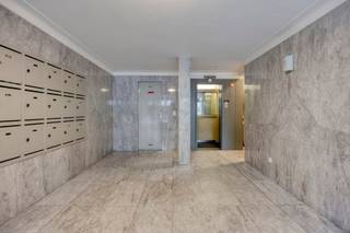 Dit ruime 2-slaapkamerappartement van ca. 94 m² bevindt zich op de eerste verdieping van een goed onderhouden gebouw aan de heraangelegde Leien...