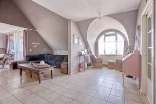 <p><span>Prachtig duplexappartement met 3 slaapkamers, 2 terrassen en een inpandige garagebox, rustig gelegen op wandelafstand van het centrum van Maaseik.</span></p><p><span> </span></p><p><span>ALGEMEEN</span></p><ul><li><span>Bouwjaar: 1998.</span></li><li><span>Verwarming op aardgas.</span></li><li><span>Appartement gelegen op de derde en vierde verdieping. Lift aanwezig. </span></li><li><span>Kleinschalige residentie met slechts 6 wooneenheden, wat zorgt voor een aangename en rustige woonomgeving. Tevens prachtige vergezichten over de weilanden. </span></li><li><span>Centrale ligging met scholen, winkels, openbaar vervoer en diverse sport- en culturele voorzieningen op wandelafstand.</span></li><li><span>Bewoonbare oppervlakte appartement: ca. 184 m².</span></li><li><span>Afwerking met tegel- en laminaatvloeren. </span></li><li><span>Asbestvrij en voorzien van een gunstig EPC-label B, waardoor er geen renovatieverplichting van toepassing is.</span></li><li><span>Aluminium ramen met dubbele beglazing.</span></li><li><span>Vliegenhorren en videofoon aanwezig.</span></li><li><span>Inclusief privatieve kelderberging en inpandige garagebox, beide bereikbaar via de gemeenschappelijke lift.</span></li></ul><p><span> </span></p><p><span>INDELING 3E VERDIEPING</span></p><ul><li><span>Ruime inkomhal met toegang tot de leefruimte en de berging.</span></li><li><span>Riante en lichtrijke woonkamer, ingericht met een gezellige zit- en eethoek. Dankzij de airconditioning met mogelijkheid tot koelen en warmen geniet u hier zowel in de zomer als in de winter van een aangenaam binnenklimaat. </span></li><li><span>Vanuit de leefruimte bereikt u rechtstreeks het terras aan de voorzijde, uitgerust met een zonneluifel.</span></li><li><span>Open keuken voorzien van een kookplaat met dampkap, koelkast, diepvries, SMEG-vaatwasser, dubbele spoeltafel en een groot raam met screen. Vanuit de keuken geniet men van een prachtig uitzicht over de achterliggende weilanden.</span></li><li><span>Extra zithoek aan de achterzijde van het appartement met toegang tot het tweede terras. Deze ruimte leent zich eveneens perfect als bureau of hobbyruimte.</span></li><li><span>Terras aan de achterzijde, eveneens voorzien van een zonneluifel en met een vrij uitzicht over de omliggende natuur.</span></li><li><span>Nachthal met toegang tot slaapkamer 1, de badkamer en het gastentoilet. De hal is bovendien uitgerust met een wastafel.</span></li><li><span>Slaapkamer 1 voorzien van laminaatvloer, een Velux-dakraam, airconditioning en een ingebouwde kastenwand.</span></li><li><span>Ruime, volledig betegelde badkamer uitgerust met een douche, wastafelmeubel, kolom- en spiegelkasten, toilet en een praktische kastenwand.</span></li><li><span>Apart gastentoilet.</span></li><li><span>Berging met uitgietbak en aansluitingen voor wasmachine en droogkast.</span></li><li><span>Houten trap naar de bovenverdieping.</span></li></ul><p><span> </span></p><p><span>INDELING 4E VERDIEPING</span></p><ul><li><span>Open vide met laminaatvloer en zicht op de onderliggende leefruimte, wat zorgt voor een extra ruimtelijk gevoel.</span></li><li><span>Slaapkamer 2 voorzien van laminaatvloer, Velux-dakraam, verwarming en een ingebouwde kastenwand. Daarnaast beschikt deze kamer over een handige bergzolder.</span></li><li><span>Slaapkamer 3 voorzien van laminaatvloer, Velux-dakraam en verwarming.</span></li></ul><p><span> </span></p><p><span>KELDERVERDIEPING</span></p><ul><li><span>Privatieve kelderberging met elektriciteitsaansluiting.</span></li><li><span>Inpandige garagebox voorzien van een automatische sectionale poort, geschikt voor één wagen en extra bergruimte.</span></li><li><span>Parkeerplaatsen aanwezig aan de voorzijde van het gebouw.</span></li></ul><p><span> </span></p><p><span>Bent u op zoek naar een ruim en instapklaar appartement met drie slaapkamers, twee terrassen, een garage en een uitstekende ligging nabij het centrum van Maaseik? Dan is dit verzorgde duplexappartement absoluut een bezoek waard.</span></p><p><span> </span></p>