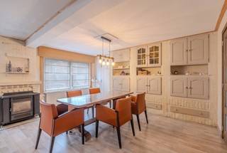 Op zoek naar een woning waar rust en centrale ligging perfect samengaan? Deze eigendom bevindt zich in het centrum van Harelbeke, in een autovrije straat die zorgt voor een uniek gevoel van rust, en toch op wandelafstand van het station. Parkeren is geen probleem dankzij de ruime parkeermogelijkheden in de nabije omgeving.<br /><br />Belangrijke pluspunten:<br />- Elektriciteit conform<br />- De keuken is gloednieuw en goed uitgerust<br />- 4 ruime slaapkamers<br /><br />Indeling:<br />De inkomhal met vestiaire en bergruimte leidt naar een ruime leefruimte met een gezellige houtcassette, die rechtstreeks aansluit op de volledig vernieuwde keuken (Dovy). Deze werd recent vernieuwd en is voorzien van alle apparatuur. Op het gelijkvloers bevindt zich ook de volledig uitgeruste badkamer, met ligbad, douche en toilet.<br /><br />Op de verdieping vind je 4 volwaardige slaapkamers, elk voorzien van dubbele beglazing met rolluiken en airco die zowel koelt als verwarmt. De woning beschikt over een afgesloten tuin met tuinberging, ideaal voor fietsen of ander materiaal.<br /><br />De elektriciteit is conform.<br /><br />REF: YP/26089/TK