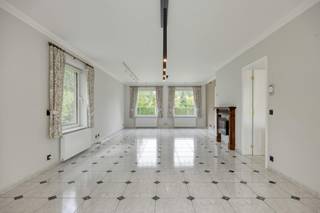 De woning is oorspronkelijk gebouwd in 1992, maar is door de jaren heen met ontzettend veel liefde onderhouden en structureel gemoderniseerd. U geniet hier al van de hedendaagse energienormen, waardoor u klaar bent voor de toekomst:<br /><br />2023: Installatie van een  warmtepomp (centrale verwarming)<br />2020: Volledig nieuwe, geïnstalleerde keuken + badkamer<br />2016: Uitbreiding met een lichtrijke veranda<br />Voorzien van: Zonnepanelen, vernieuwde leidingen en nieuwe beglazing<br /><br />De indeling van deze gelijkvloerse woning is uiterst praktisch en doordacht:<br />- Een ruime, gezellige woonkamer die naadloos overloopt in de prachtige veranda. Hier geniet u het hele jaar door van een optimaal tuincontact.<br /><br />Drie volwaardige slaapkamers bevinden zich op het gelijkvloers. De zolderverdieping is bovendien al volledig ingericht en perfect bruikbaar als 4de slaapkamer, hobbyruimte of thuiskantoor.<br /><br />Een inpandige garage met plaats voor maar liefst 3 wagens, inclusief een handige, aansluitende wasplaats.<br /><br />Het perceel is volledig omheind, waardoor u geniet van honderd procent privacy en rust. De tuin is bovendien zó aangelegd dat u er vooral van kunt lúisteren en genieten: dankzij de automatische sproei-installatie en de robotmaaier heeft u hier amper omkijken naar het onderhoud.<br /><br />Interesse in een bezoek? Contacteer ons op 011/ 30 50 50!<br /><br />Bestuursmaatregelen in het maatregelenregister: nee