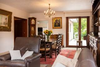 In de www.hugoverriestlaan80.be (url kopiëren en plakken indien doorklikken niet lukt) in Gullegem stellen we jou graag deze te renoveren gelijkvloerse woning voor. Met een bruikbare vloeroppervlakte van 210 m² heb je hier een ruime living, leefkeuken, 4 slaapkamers, badkamer, berging en een dubbele garage. De zolder biedt potentieel indien je meer ruimte nodig hebt en rondom heb je het nodige groen. De ligging is ideaal als je bv. een praktijkruimte nodig hebt. Je hebt visibiliteit en vooraan is er parking genoeg. Maar ook als gezin woon je hier centraal en goed bereikbaar. Het renoveren kan in verschillende fases en een kruipkelder zorgt dat je met leidingen gemakkelijk weg kunt.<br /><br />HOMERUN: Op zaterdag 10 oktober ben je van harte welkom op de Homerun van deze woning. Via www.hugoverriestlaan80.be kan je een afspraak inplannen. Eveneens via de website verneem je veel meer, zoals een uitgebreide omschrijving, foto's, 360° rondgang, documenten, … <br /><br />KICK-OFF PRIJS: De vermelde prijs is een Kick-Off prijs waarop een eenmalig bod kan uitgebracht worden (zowel boven als onder de Kick-Off prijs). Dankzij het kwaliteitslabel van Henry Houser ben je zeker dat de biedingen correct verlopen zonder dat er een opbodspel gehouden wordt! <br /> <br />EXTRA BEZOEK: Mocht je op 10/10 niet vrij zijn, geef dan gerust een belletje om een afspraak in te plannen op een ander moment. <br /><br />Groeten, Hendrik van Henry Houser
